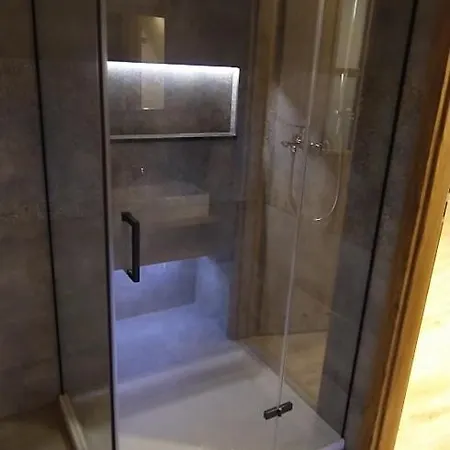 Caloroczny Nad Zalewem U Podnoza Gor Stolowych Radkow