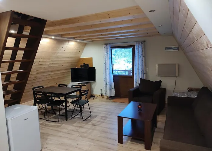 Caloroczny Nad Zalewem U Podnoza Gor Stolowych *